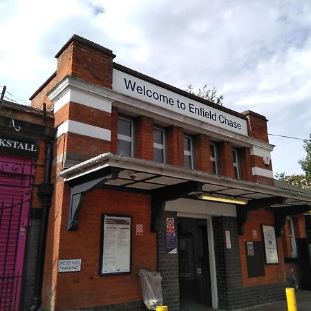 Skyvillion - London Enfield Chase Apartments With Parking & Wifi 외부 사진