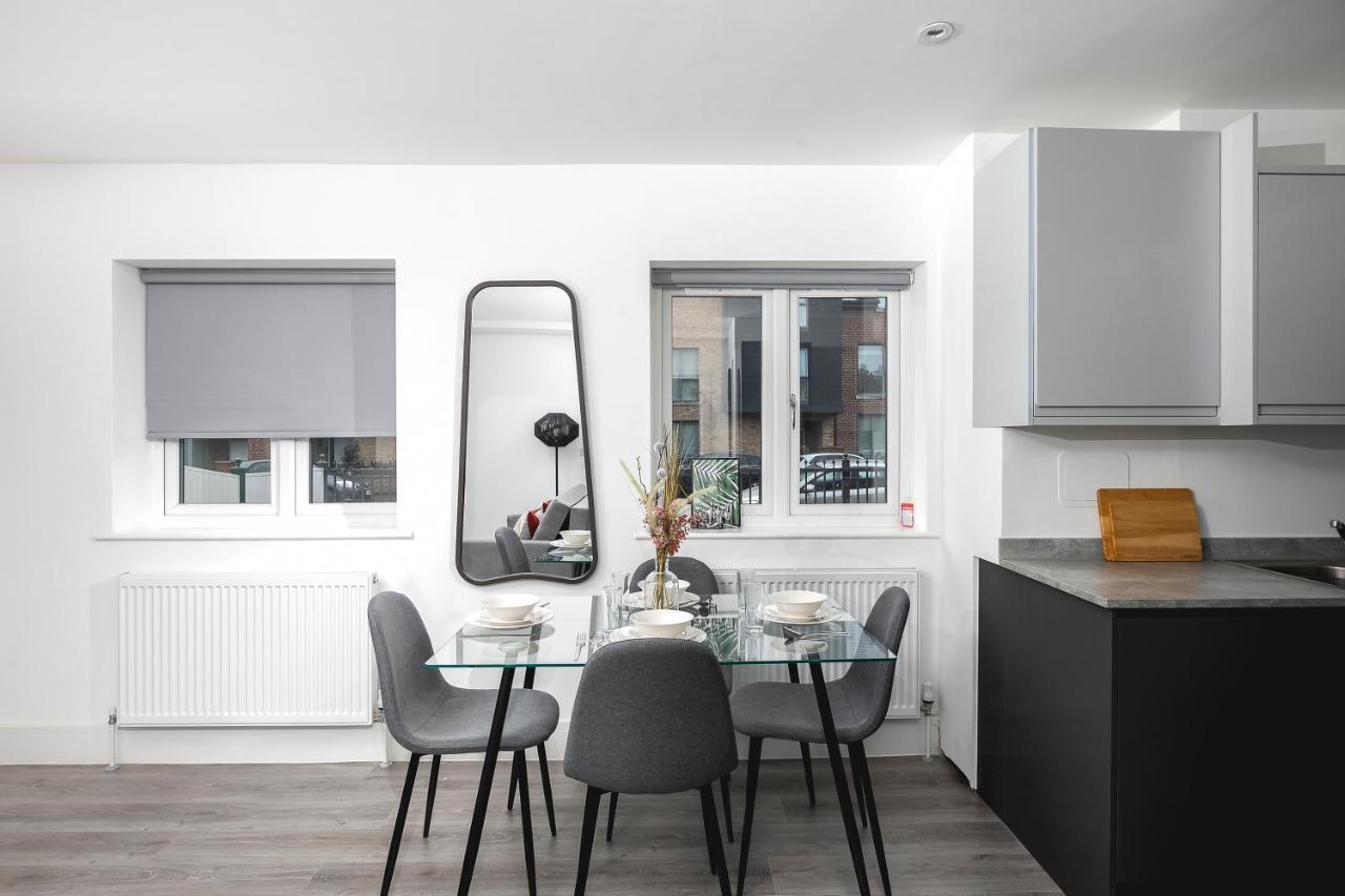 Skyvillion - London Enfield Chase Apartments With Parking & Wifi 외부 사진