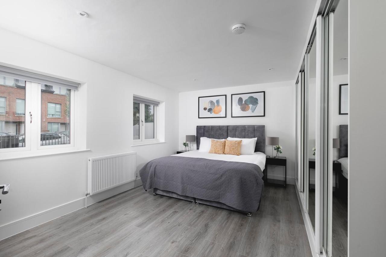 Skyvillion - London Enfield Chase Apartments With Parking & Wifi 외부 사진