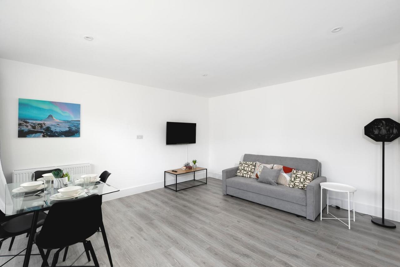 Skyvillion - London Enfield Chase Apartments With Parking & Wifi 외부 사진