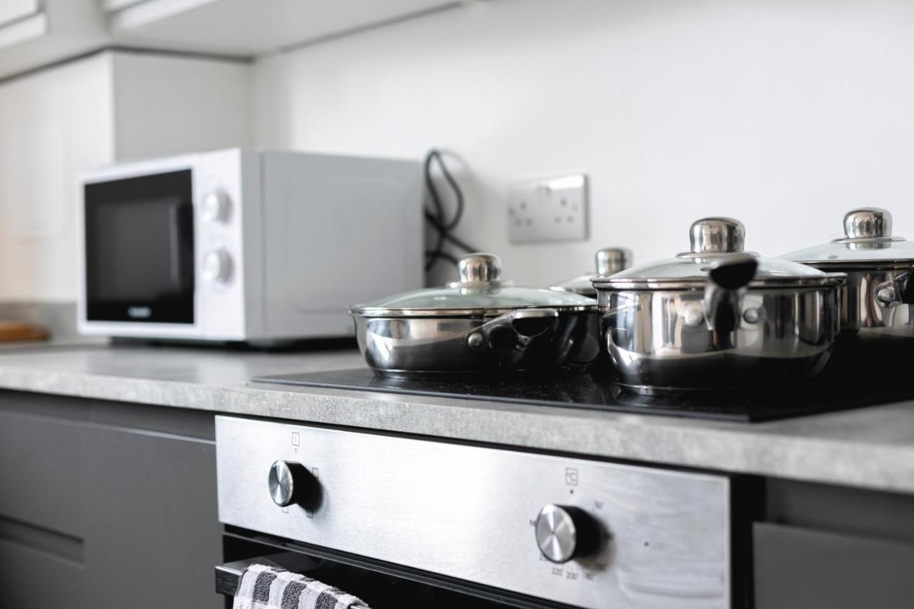 Skyvillion - London Enfield Chase Apartments With Parking & Wifi 외부 사진