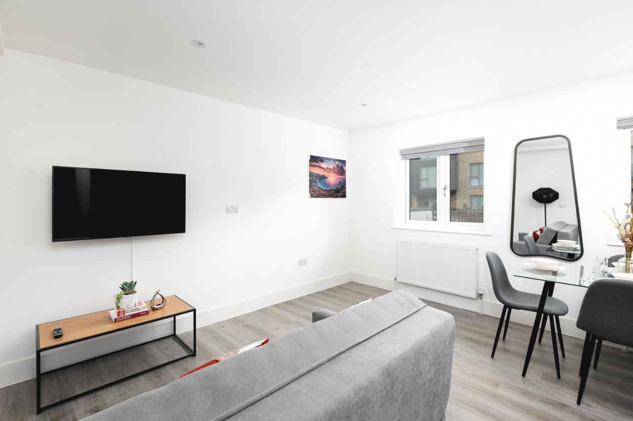 Skyvillion - London Enfield Chase Apartments With Parking & Wifi 외부 사진