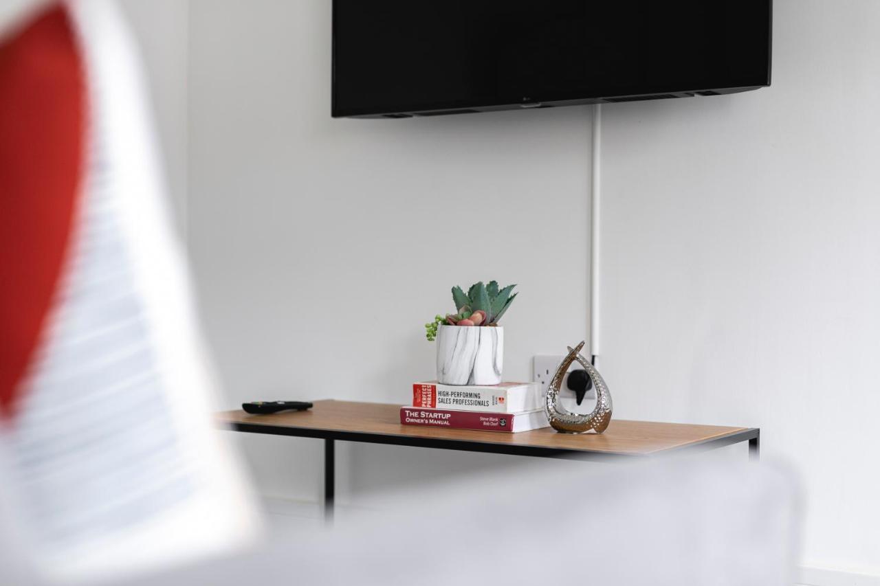 Skyvillion - London Enfield Chase Apartments With Parking & Wifi 외부 사진
