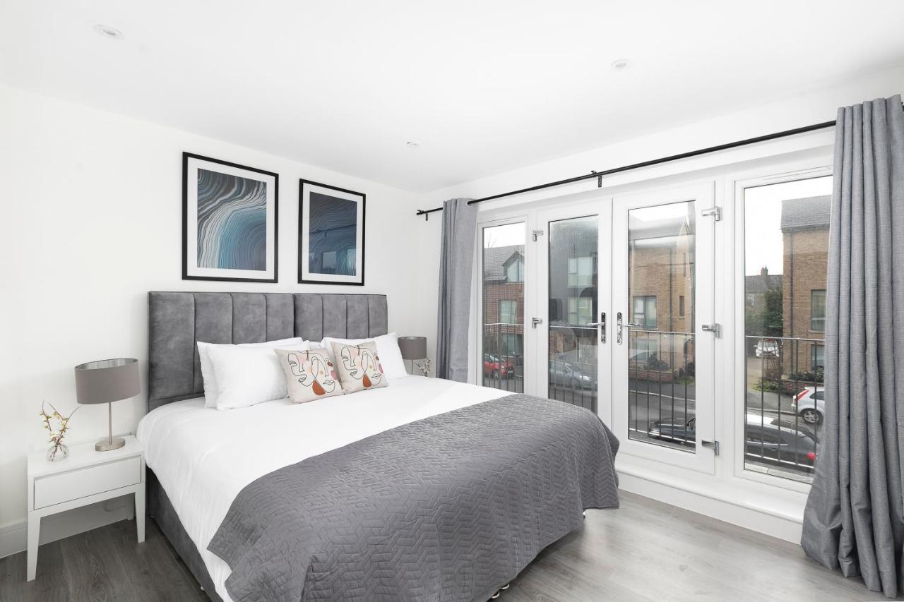 Skyvillion - London Enfield Chase Apartments With Parking & Wifi 외부 사진