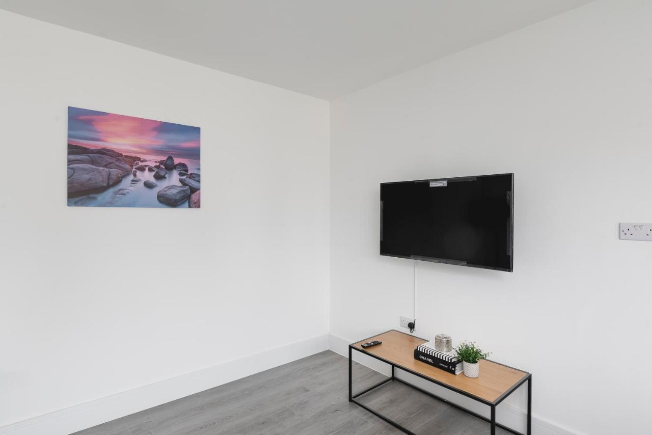 Skyvillion - London Enfield Chase Apartments With Parking & Wifi 외부 사진