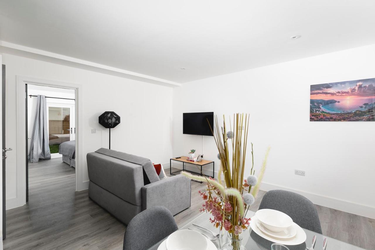 Skyvillion - London Enfield Chase Apartments With Parking & Wifi 외부 사진