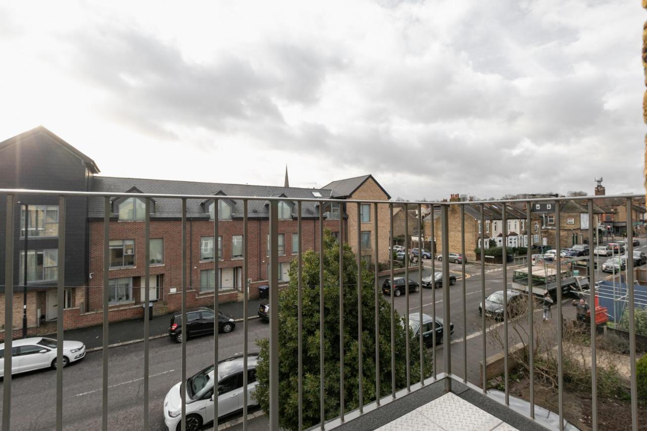 Skyvillion - London Enfield Chase Apartments With Parking & Wifi 외부 사진