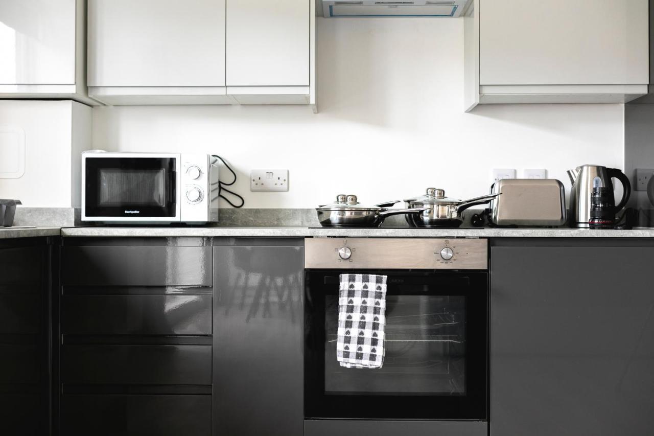 Skyvillion - London Enfield Chase Apartments With Parking & Wifi 외부 사진