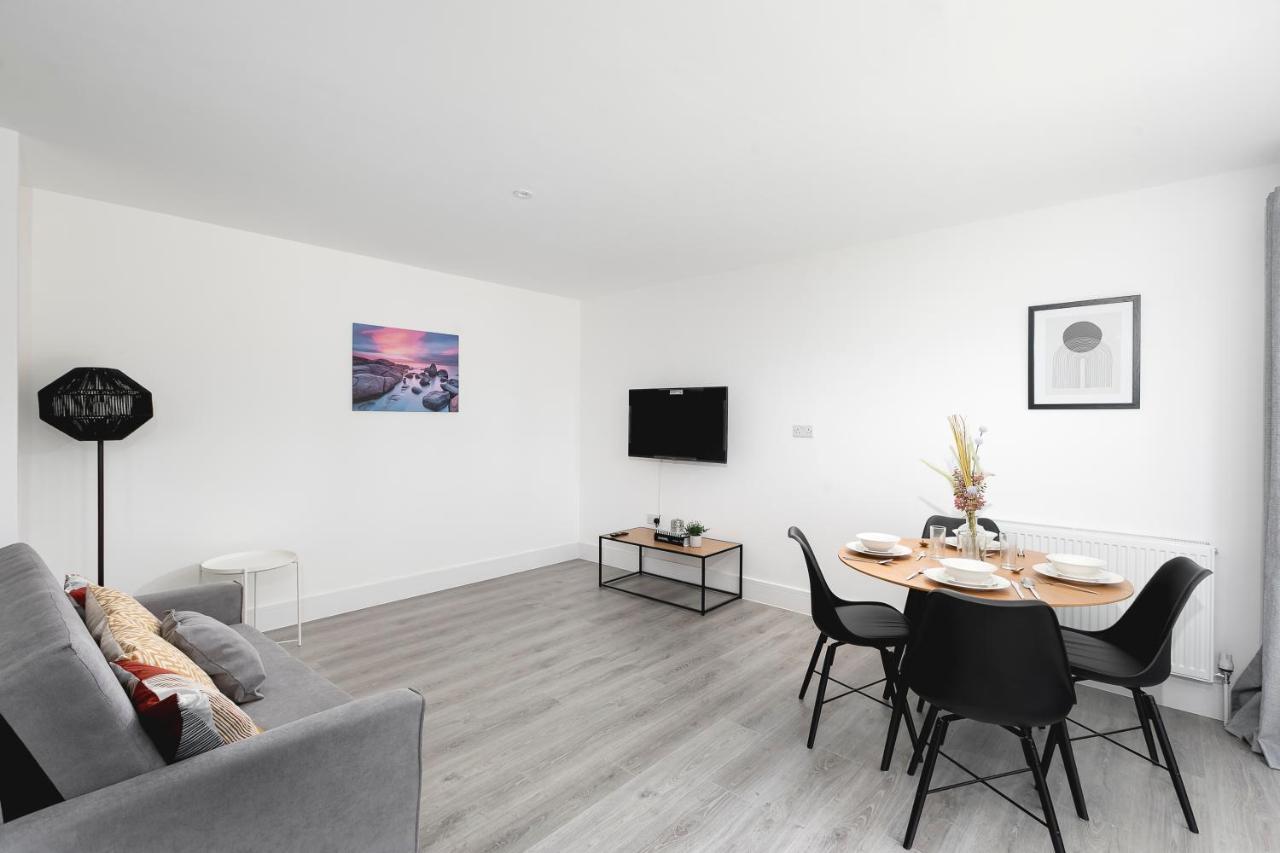 Skyvillion - London Enfield Chase Apartments With Parking & Wifi 외부 사진