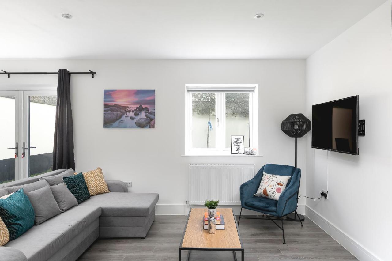 Skyvillion - London Enfield Chase Apartments With Parking & Wifi 외부 사진