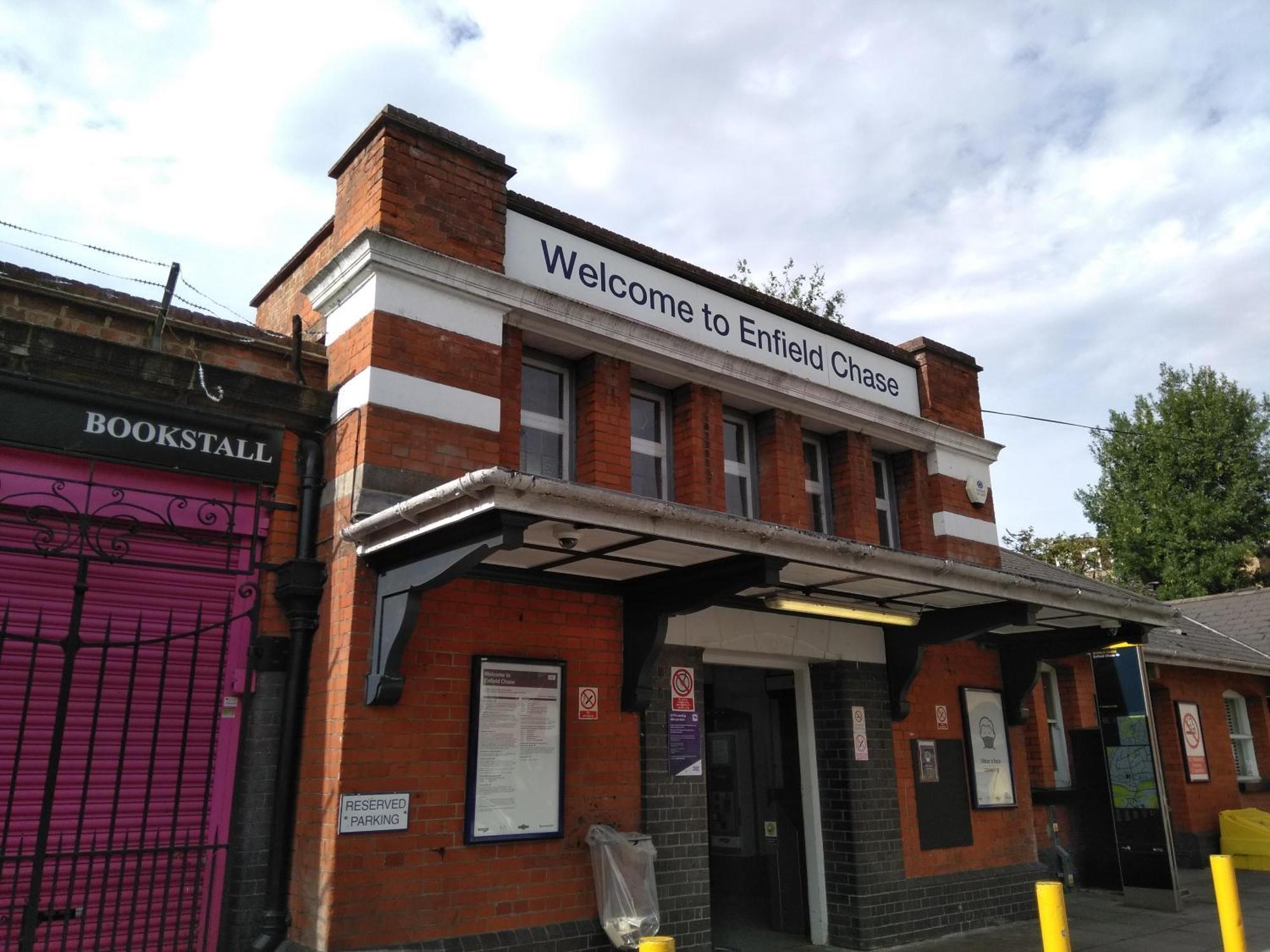 Skyvillion - London Enfield Chase Apartments With Parking & Wifi 외부 사진